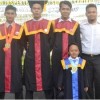 Gus Rohmansyah (paling pendek) saat berfoto bersama teman-temannya usai acara wisuda di Universitas Kuningan